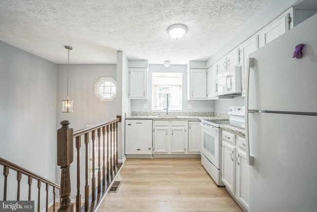 Building Photo - 1613 Fieldthorn Dr