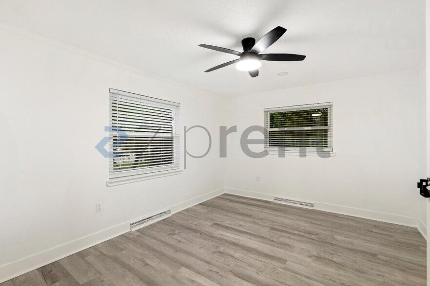 Building Photo - Unit