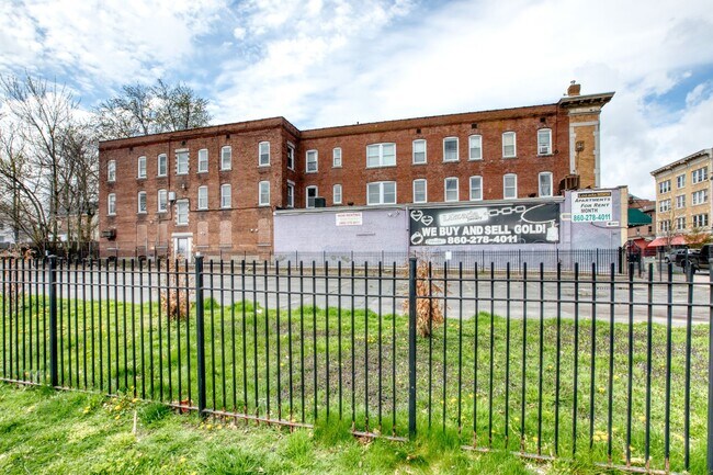 Building Photo - 2 bedroom 1 bath available ASAP