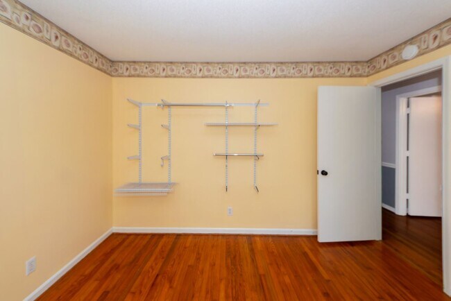Building Photo - 3 Bedroom 2 Bath Home in Kings Grant - Sum...