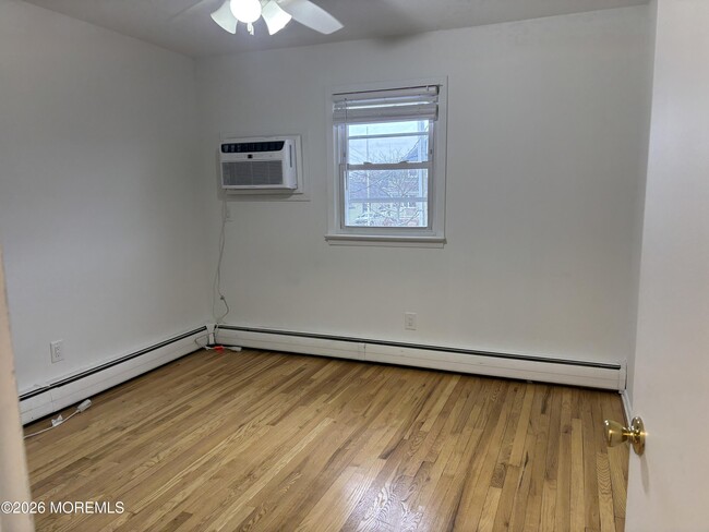 Building Photo - 528 Main St