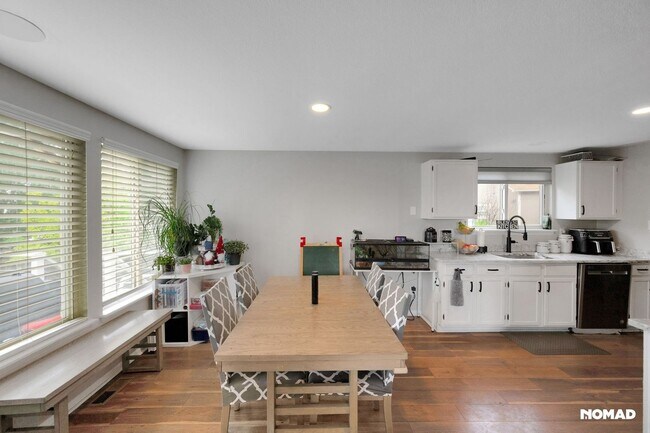 Building Photo - Spacious 4BR House in Aurora