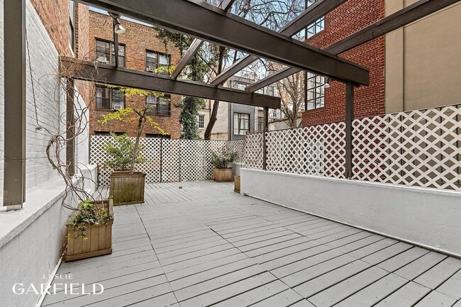 Building Photo - 121 E 61st St