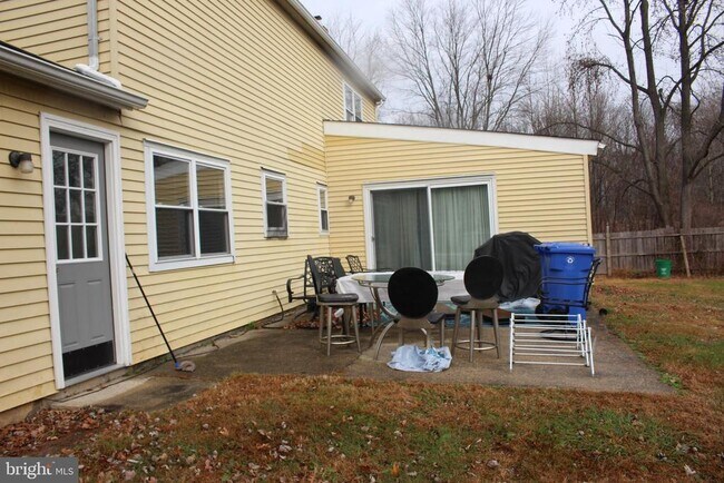 Building Photo - 219 Meadow Dr