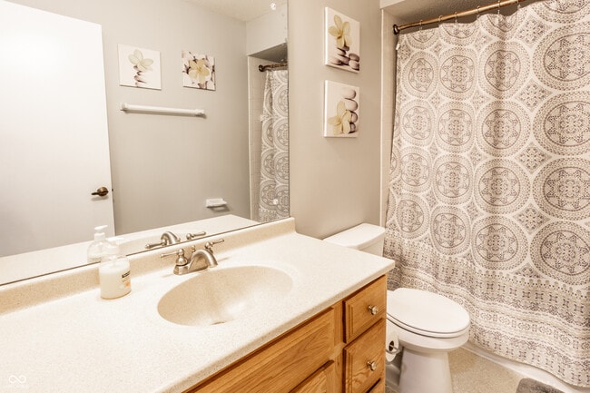 Building Photo - 5516 Greenview Dr