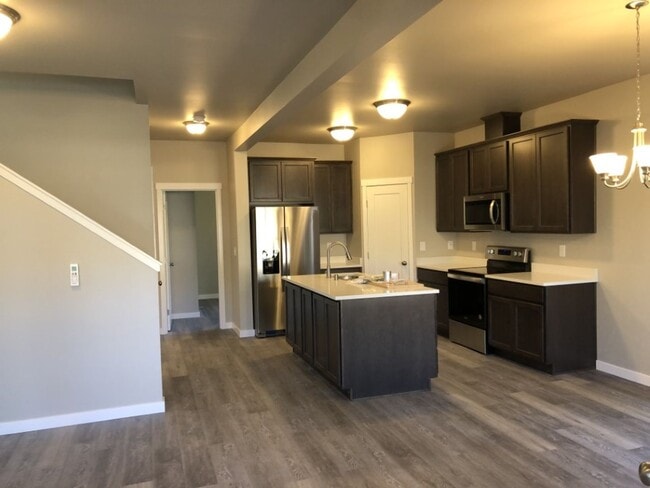 Building Photo - 5 Bedroom, 2.5 Baths Home for Rent, Available in September