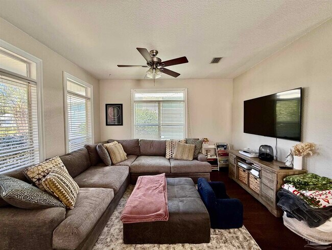 Building Photo - 1313 E Strong St