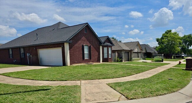 Building Photo - Beautiful Home in Moore - 3 Bed, 2 Bath, P...