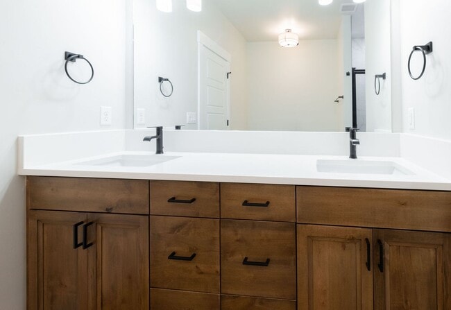 Building Photo - BEAUTIFUL 3 Bed 2 Bath Twin home in Sugar city!