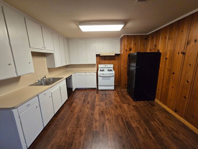 Building Photo - Bryan - 4 bedroom / 2 bath / fenced in bac...