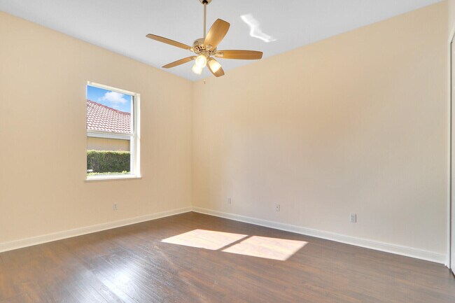 Building Photo - 1252 SW Bent Pine Cove