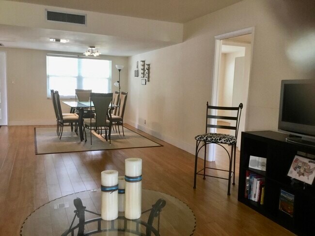 Building Photo - 4007 N Cypress Dr