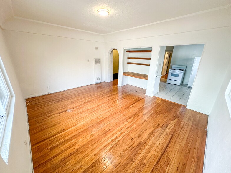 Building Photo - 350 N Orange Grove Ave