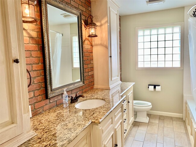 Building Photo - 9634 Fairdale Ln