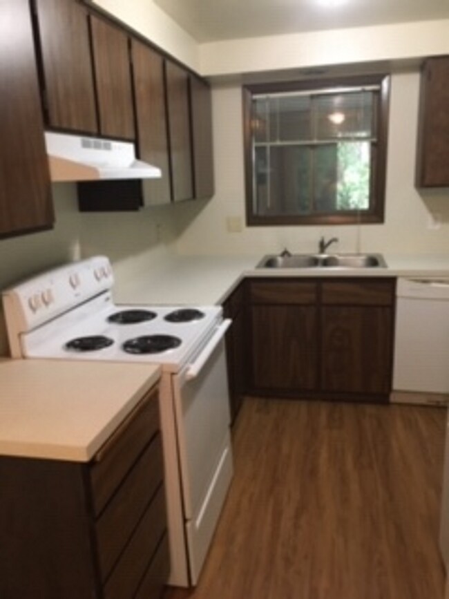 Building Photo - Spacious Two Bedroom, One Bathroom