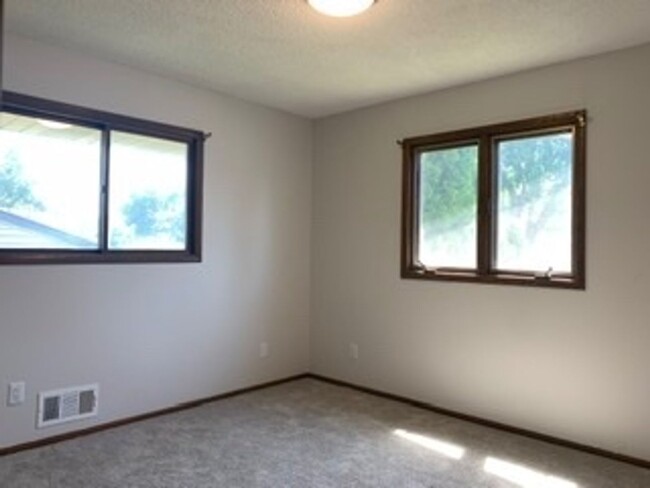 Building Photo - 4bd 2ba 2car garage nice NE Minneapolis ne...