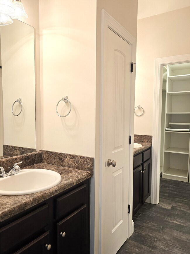 Building Photo - 215 Claudia Dr