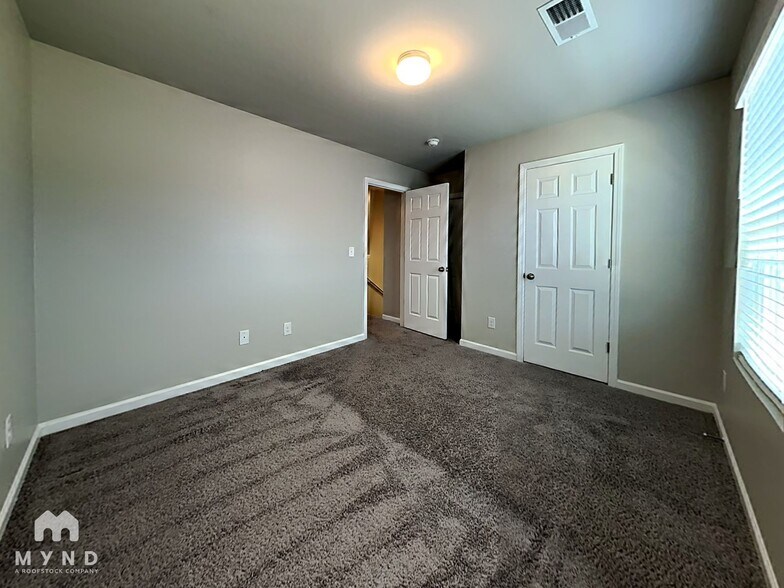 Building Photo - 799 The Heights Ln