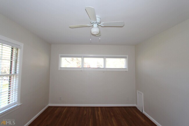 Building Photo - 425 Lindbergh Dr NE