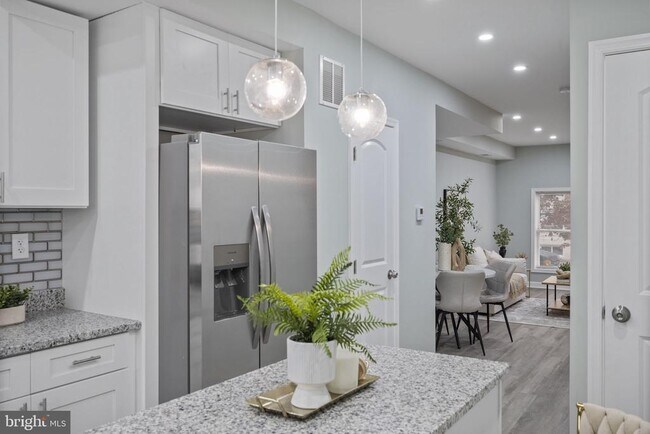 Building Photo - 328 S Macon St.