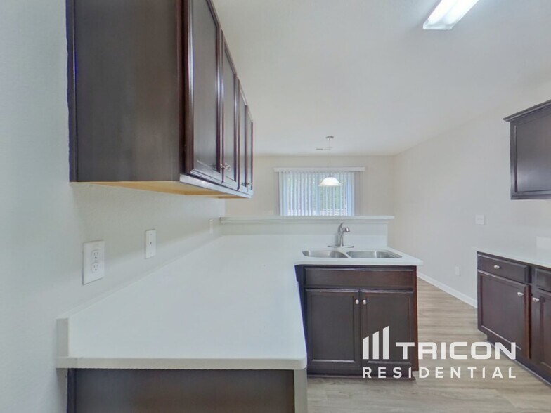 Building Photo - 750 Chariot Way