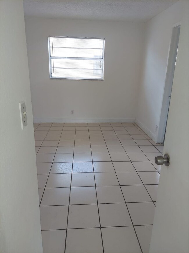 Building Photo - One bedroom for Rent in Pompano Beach