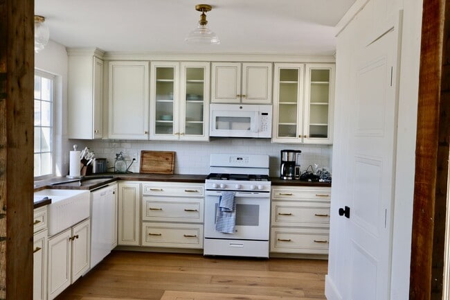 Building Photo - NEWLY Designed & Furnished Modern Farmhous...