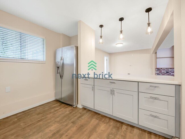 Building Photo - 5 Bed and 3 Bath Single-family Home Availa...