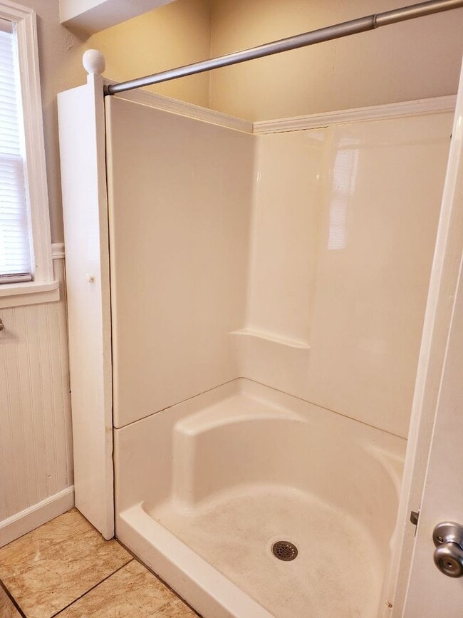 Building Photo - Charming Bunglow in Delaware Neighborhood Close To MSU & Mercy Hospital