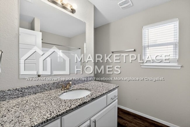 Building Photo - 904 SW Loudon Dr