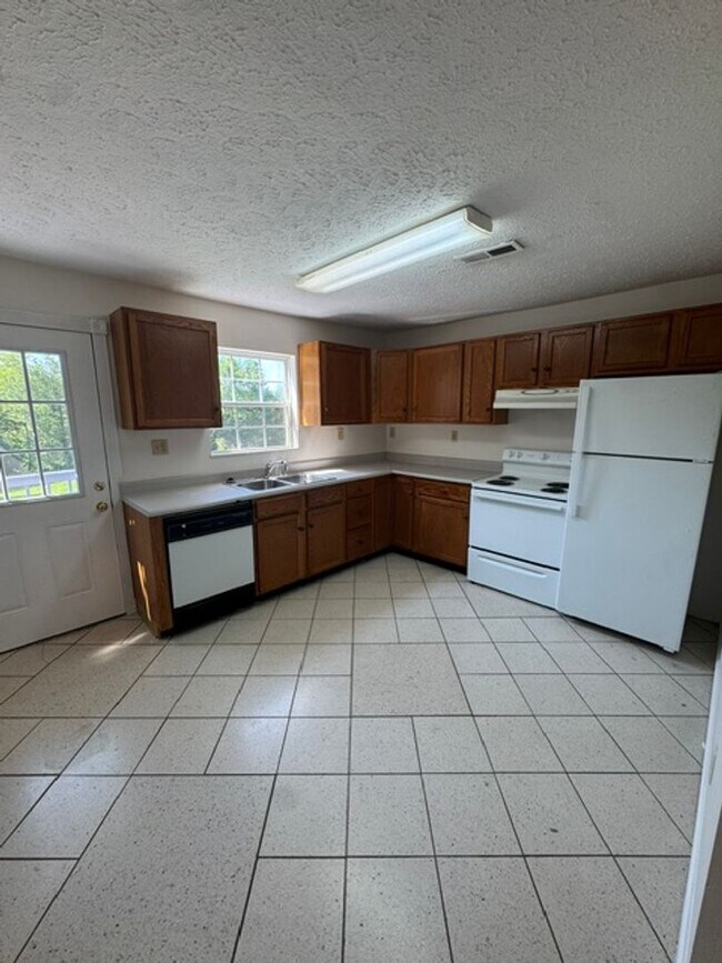 Building Photo - Greenback 37742 - 3 bedroom, 2 full bath home - Contact Tim Tipton (865) 806-7255