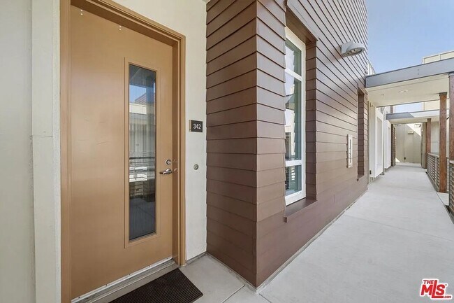 Building Photo - Beautiful Playa Vista Home With In Unit La...