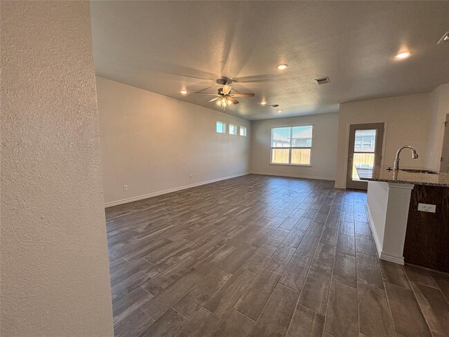 Building Photo - 722 Freedom Cir