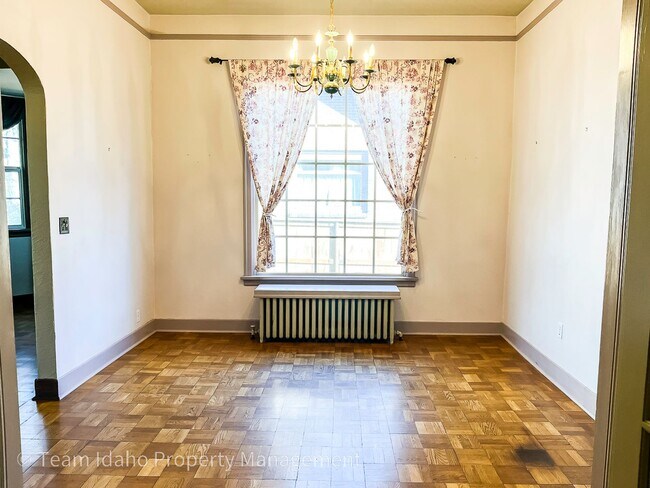 Building Photo - Charming 3bed/3bath home in Historic Fort Russell District