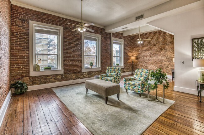 Building Photo - 112 E Alamo St