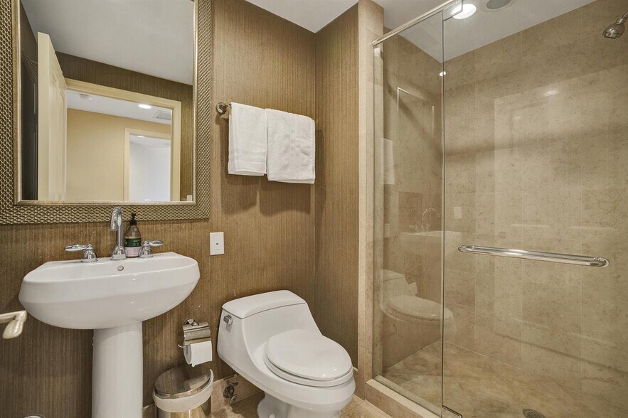 Building Photo - 17875 Collins Ave