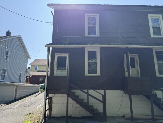 Building Photo - 1247 Main St