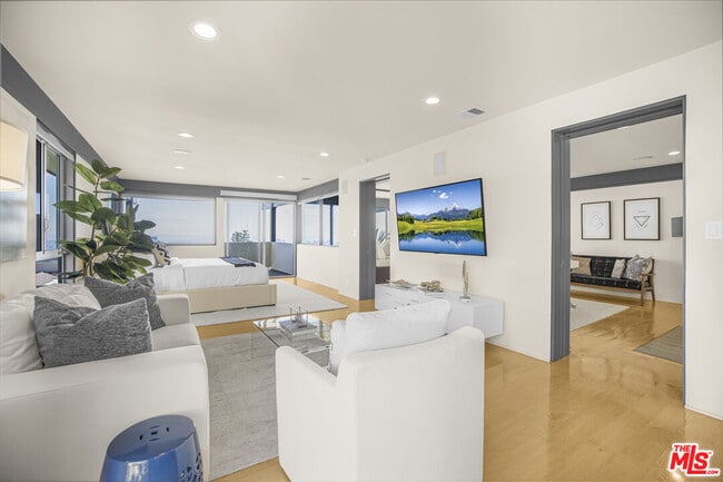 Building Photo - 9892 Beverly Grove Dr