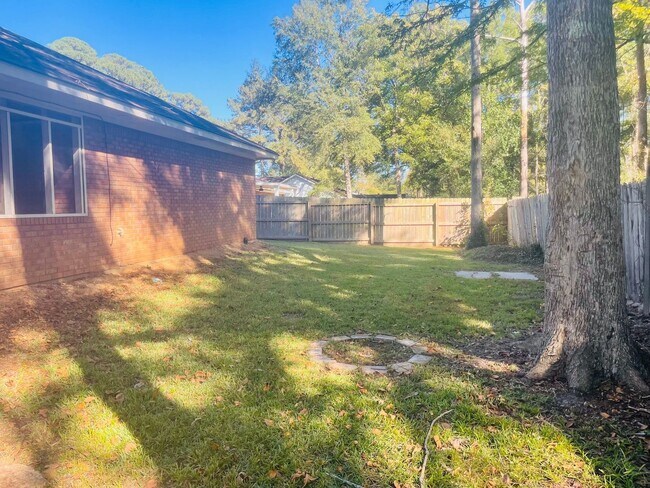 Building Photo - Spacious 4/2 on Corner Lot for Rent in Bra...