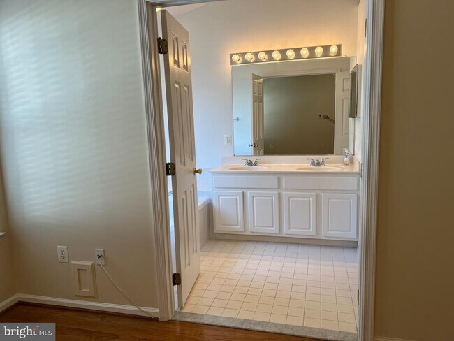 Building Photo - 8818 Royal Doulton Ln