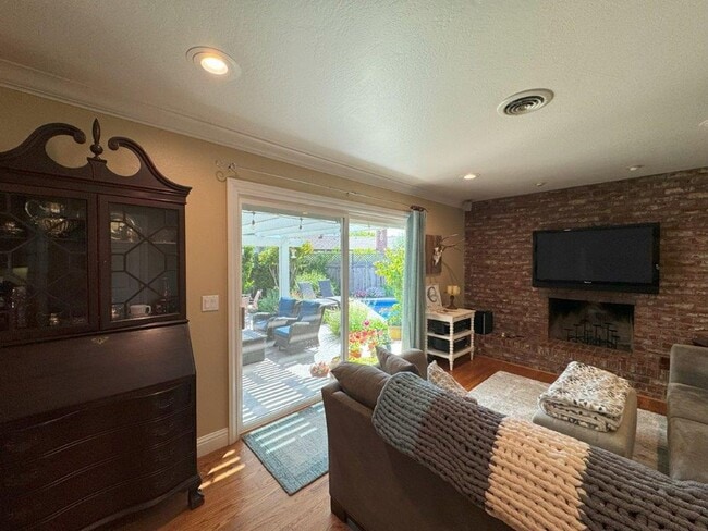 Building Photo - Stunning 3-Bedroom Home with Pool in South...