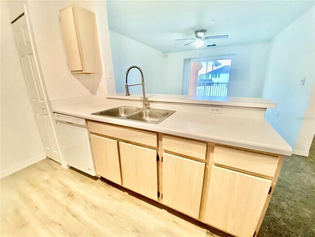 Building Photo - 5459 Vineland Rd