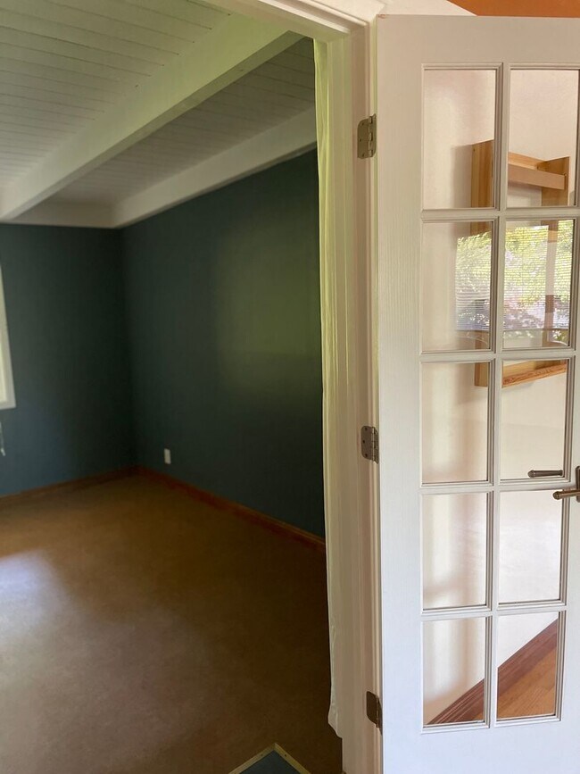 Building Photo - East Medford 3 Bedroom 2 Bathroom