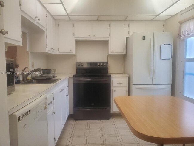 Building Photo - 319 NE 14th Ave