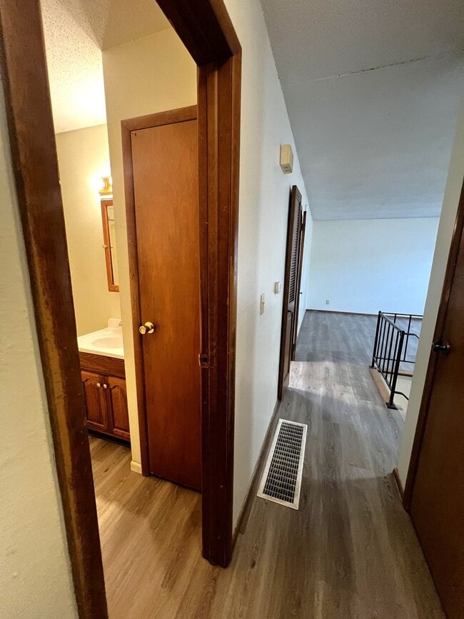 Building Photo - 3 Bedroom 1 Bath Home in Beautiful Iowa City!