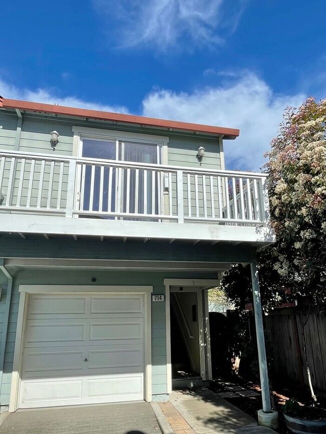 Primary Photo - Great 1 bed, 1bath, 2-story end-unit apart...