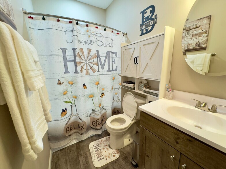 Building Photo - 922 W Broadway St