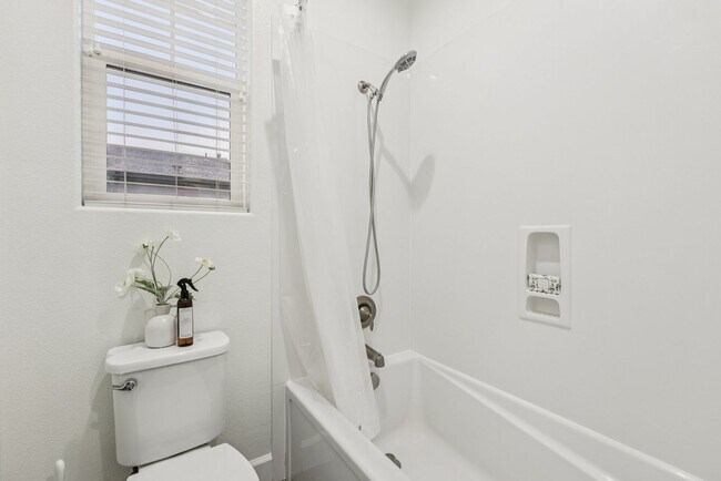 Building Photo - Beautiful Corner-Unit Townhome Near Downtown – 4 Bed | 3 baths