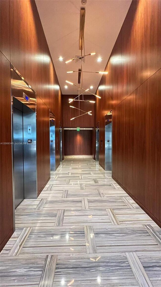 Building Photo - 1300 Brickell Bay Dr