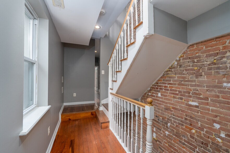 Building Photo - 926 S Hanover St